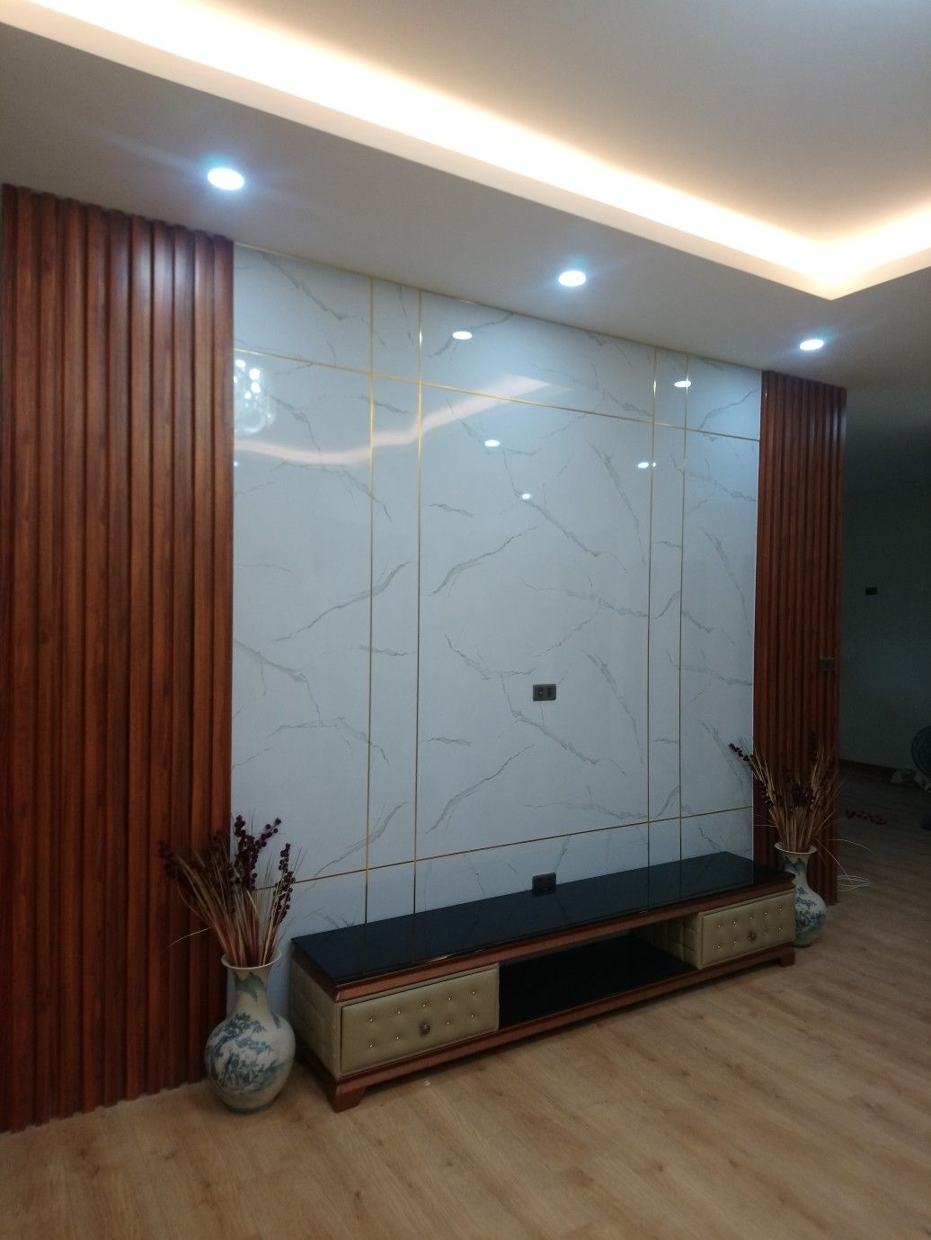 tấm ốp PVC kệ vách ngăn, vách tivi