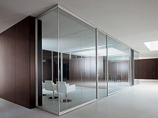Vách ngăn nhựa kết hợp kính cường lực