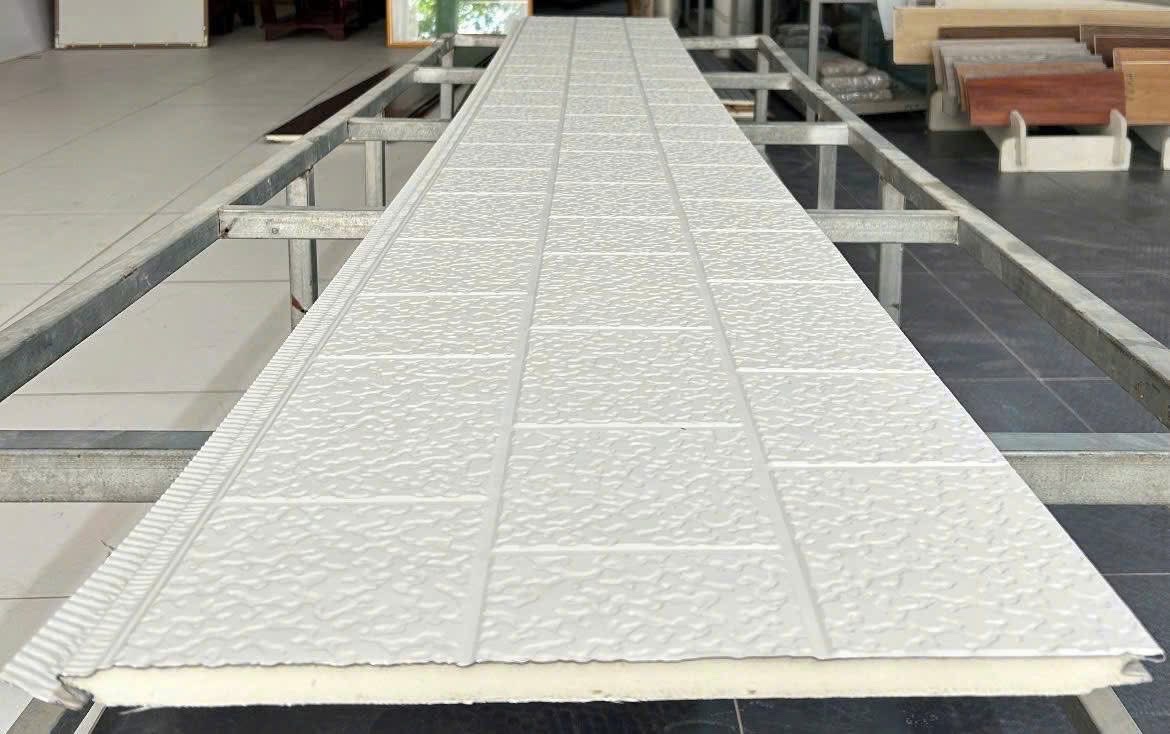 6 Bước Thi Công Vách Nhựa Ngăn Phòng Giả Gỗ 2 Mặt – Chuẩn 2026