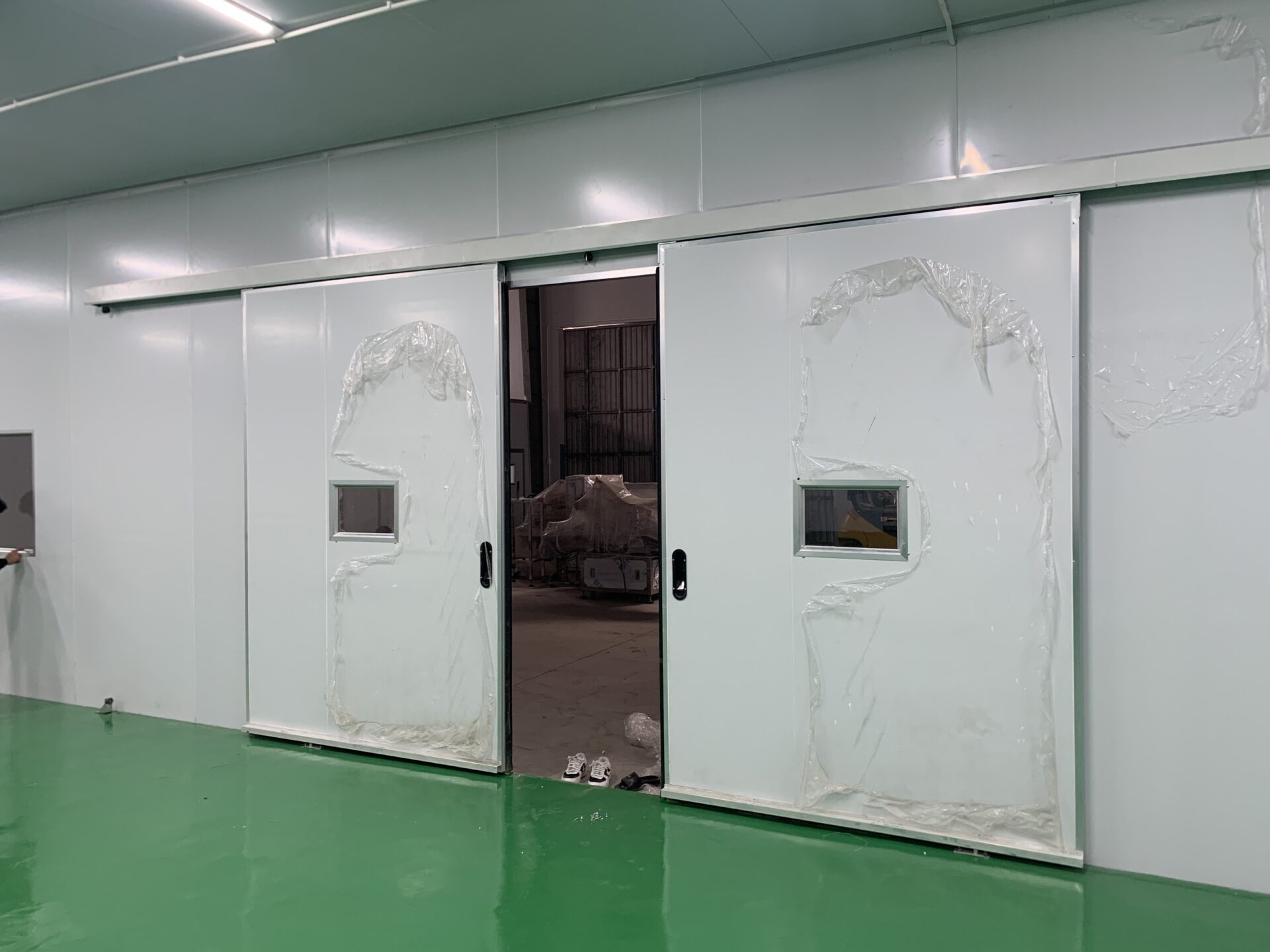 Thi Công Panel Phòng Sạch Sản Xuất Bao Bì Hoàng Long | Giải Pháp Chuẩn GMP